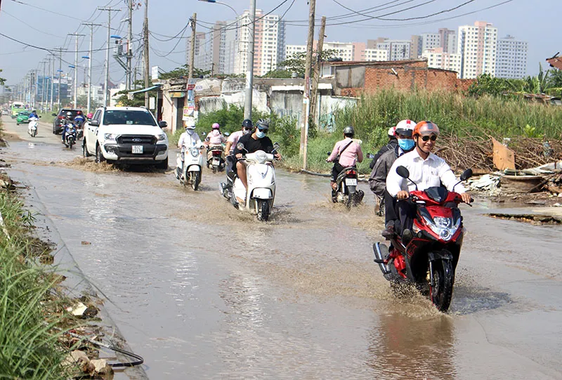 Hơn 1km đường Lương Định Của ngập dù trời nắng chang chang. 