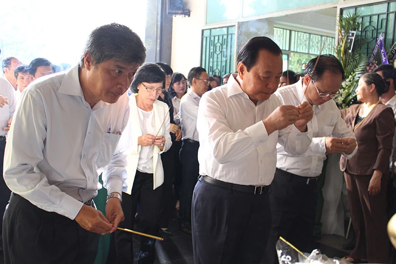 Nhiều lãnh đạo TP đã đến đưa tiễn ông Nguyễn Thanh Chín