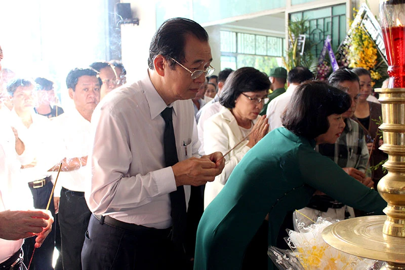 Trưởng đoàn ĐBQH TP Huỳnh Thành Lập thắp nén nhang tiễn đưa ông Nguyễn Thanh Chín
