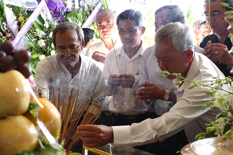 Rất đông lãnh đạo, đồng nghiệp, thân hữu đã đến đưa tiễn ông