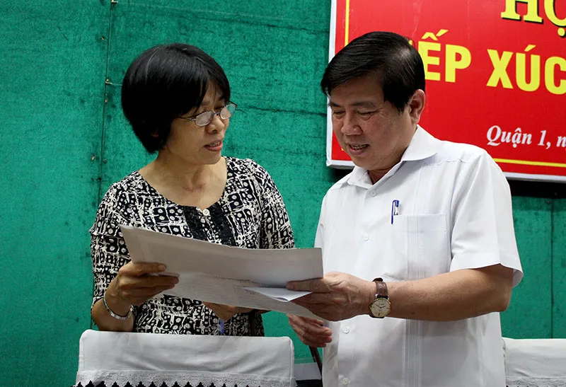 Cử tri quận 1 trao đổi với Chủ tịch UBND TP Nguyễn Thành Phong