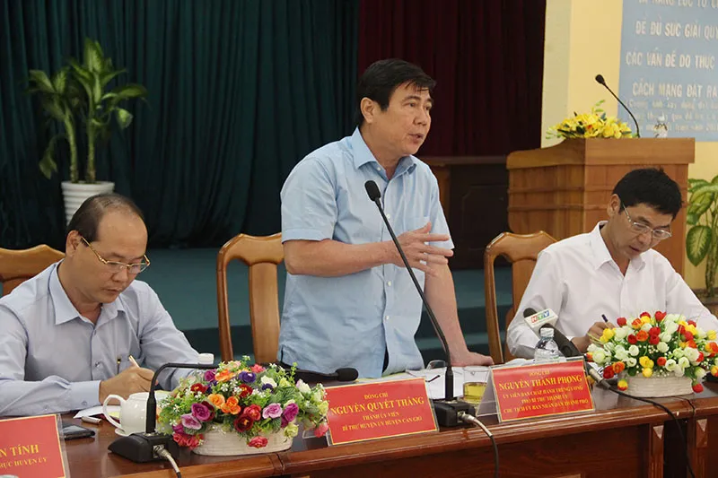 Chủ tịch UBND TP.HCM Nguyễn Thành Phong làm việc với Huyện ủy, UBND huyện Cần Giờ. Ảnh: LÊ THOA