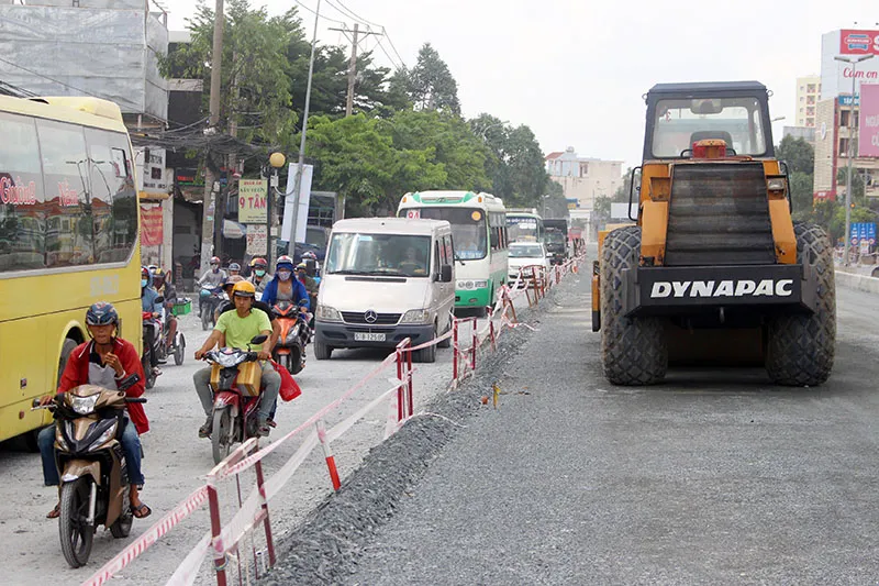 Đồng ý giữ nguyên độ cao vỉa hè đường Kinh Dương Vương ảnh 1 Đoạn đường Kinh Dương Vương đang thi công gây bụi và kẹt xe thường xuyên. Ảnh: LÊ THOA