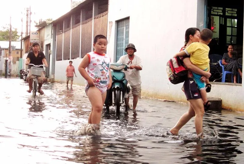 Nhiều năm qua, người dân xung quanh khu vực đường Mã Lò (quận Bình Tân) luôn chịu cảnh ngập mỗi khi trời mưa.