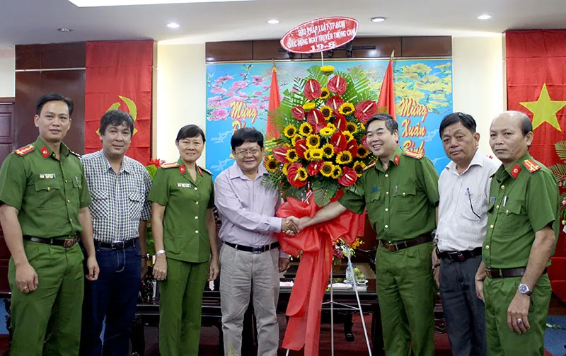 Báo Pháp Luật TP.HCM chúc mừng ngày Công an nhân dân ảnh 2