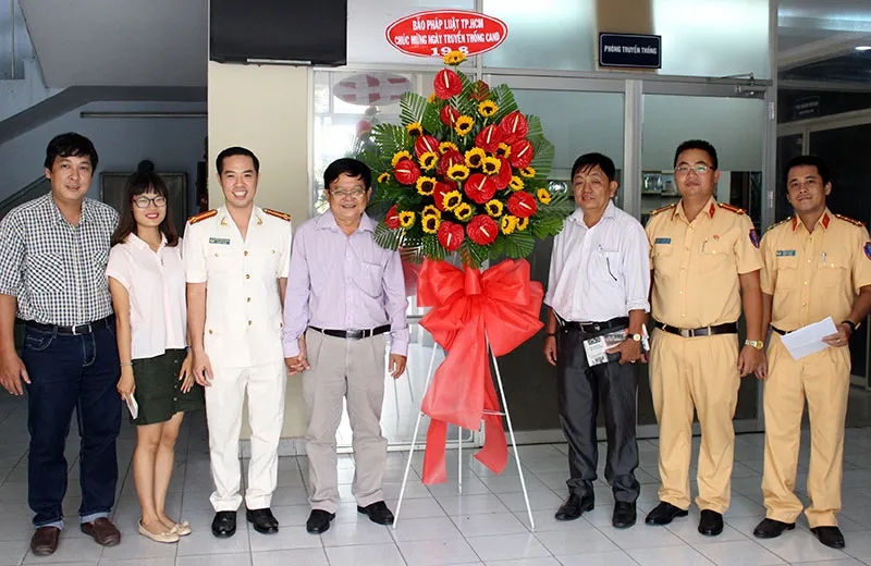 Báo Pháp Luật TP.HCM chúc mừng ngày Công an nhân dân ảnh 4