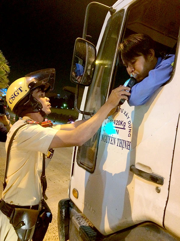 TP.HCM: Hóa trang tại các điểm đen để xử lý về nồng độ cồn ảnh 2