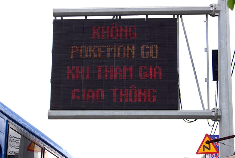 Lời nhắn 'Không Pokemon Go khi tham gia giao thông' trên quốc lộ 1A ảnh 2 Lời nhắn 'Không Pokemon Go khi tham gia giao thông' trên quốc lộ 1A ảnh 2
