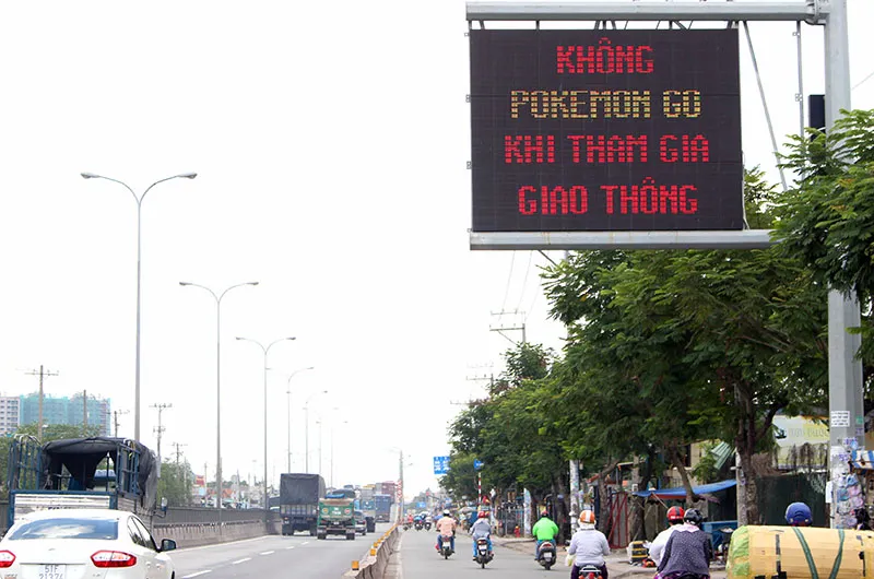 Lời nhắn 'Không Pokemon Go khi tham gia giao thông' trên quốc lộ 1A ảnh 3 Lời nhắn 'Không Pokemon Go khi tham gia giao thông' trên quốc lộ 1A ảnh 3