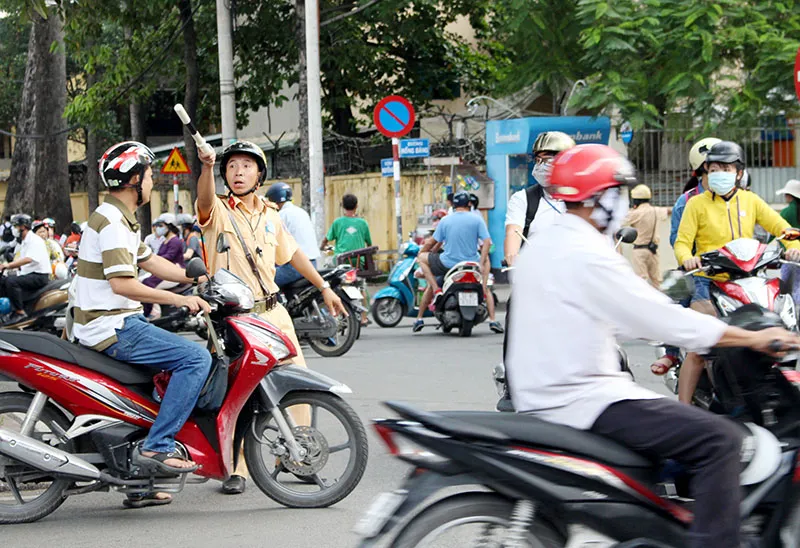 Nhiều người đi ngược chiều được CSGT nhắc nhở. Ảnh: LÊ THOA