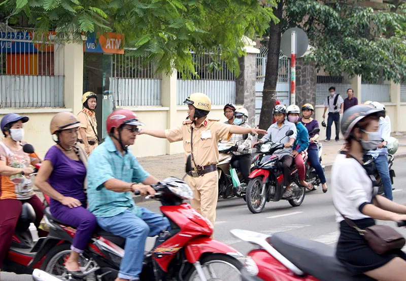 Nhiều người đi ngược chiều được CSGT nhắc nhở. Ảnh: LÊ THOA