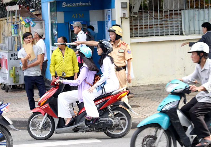 Đội CSGT Chợ Lớn ra quân điều tiết GT nhân ngày khai giảng năm học mới. Ảnh: LÊ THOA