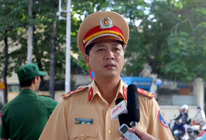 Đại úy Huỳnh Công Thắng – Phó đội trưởng Đội CSGT Chợ Lớn cho biết Đội đã quán triệt cho CBCS điều tiết GT trước cổng trưởng. Ảnh: LÊ THOA
