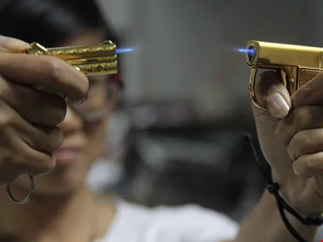 Công an vào cuộc xử lý việc mua bán hộp quẹt hình súng ảnh 1