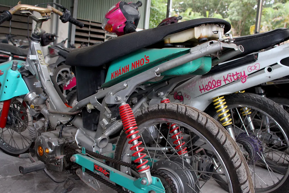 Những chiếc xe đua có kết cấu quái lạ bị bắt giữ