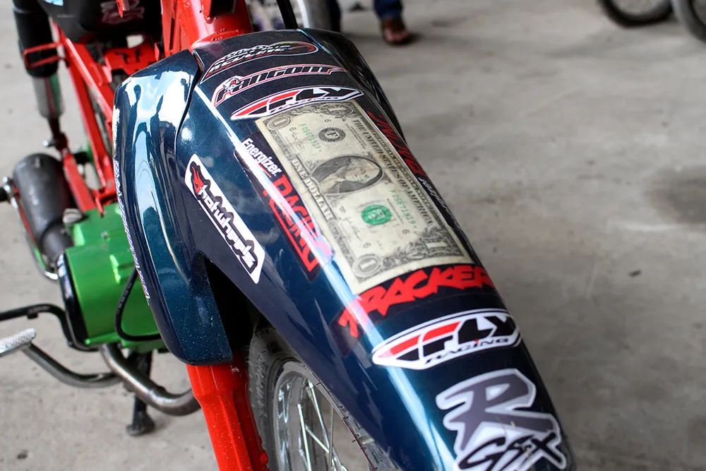 Những chiếc xe đua có kết cấu quái lạ bị bắt giữ