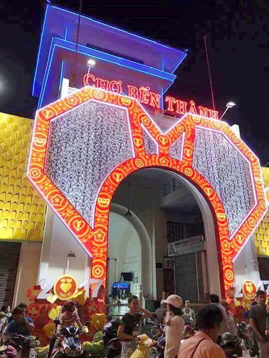 Gỡ bỏ trái tim trang trí ở cổng chợ Bến Thành ảnh 1 Gỡ bỏ trái tim trang trí ở cổng chợ Bến Thành ảnh 1