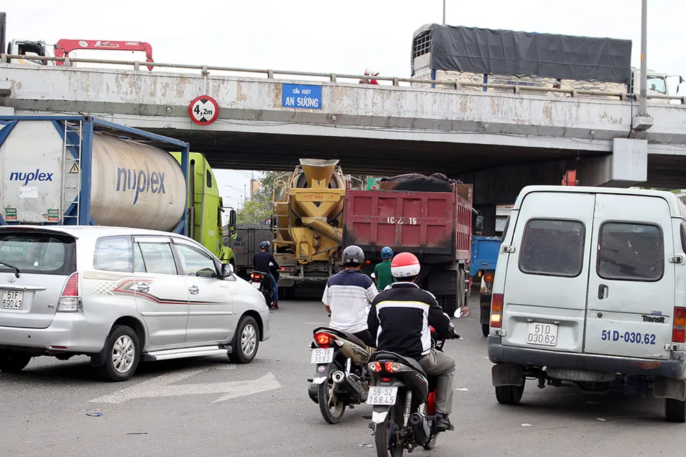 Va chạm như “cơm bữa” tại ngã tư “tử thần” An Sương ảnh 2 Va chạm như “cơm bữa” tại ngã tư “tử thần” An Sương ảnh 2