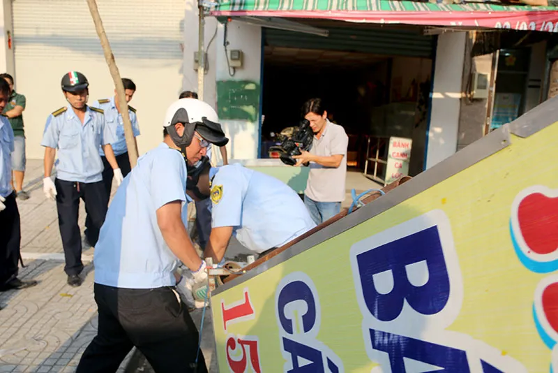 Người dân cùng Phó chủ tịch quận Bình Tân đi dẹp vỉa hè ảnh 4 Người dân cùng Phó chủ tịch quận Bình Tân đi dẹp vỉa hè ảnh 4