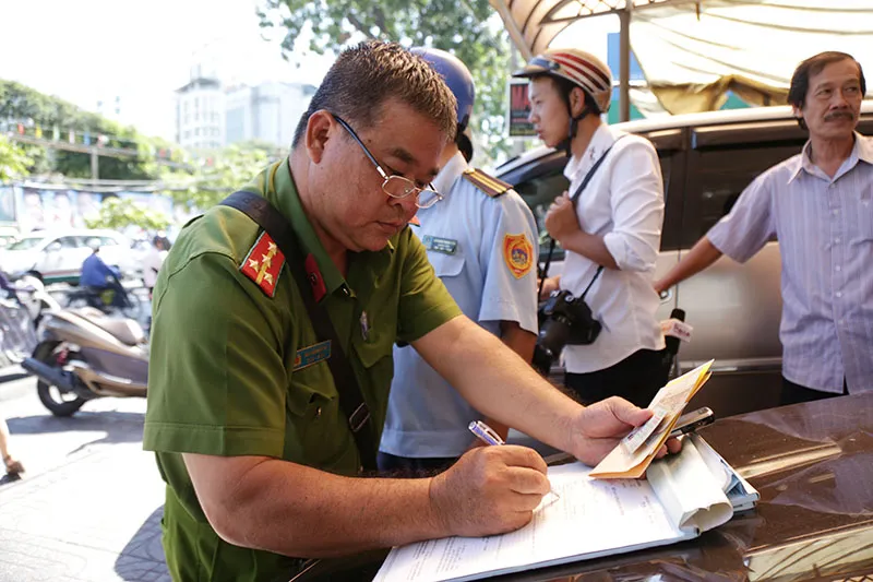 Ông Đoàn Ngọc Hải cho cẩu một loạt xe sang chiếm vỉa hè ảnh 3