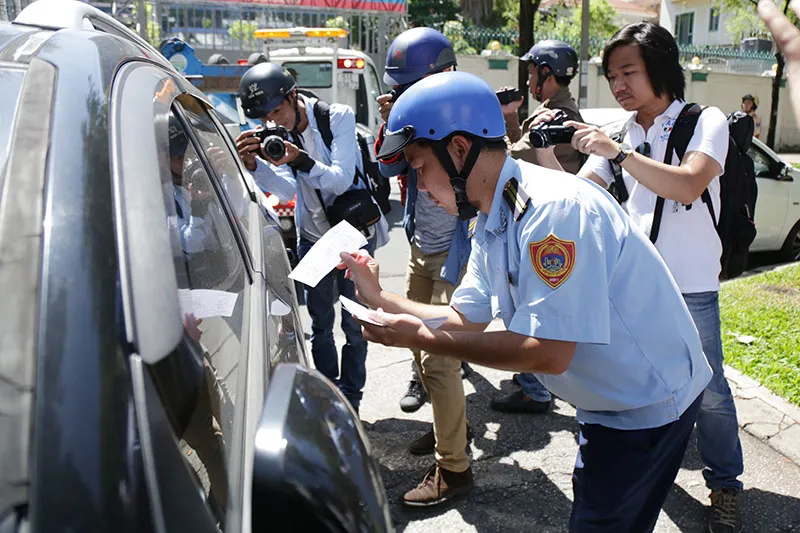 Ông Đoàn Ngọc Hải cho cẩu một loạt xe sang chiếm vỉa hè ảnh 5