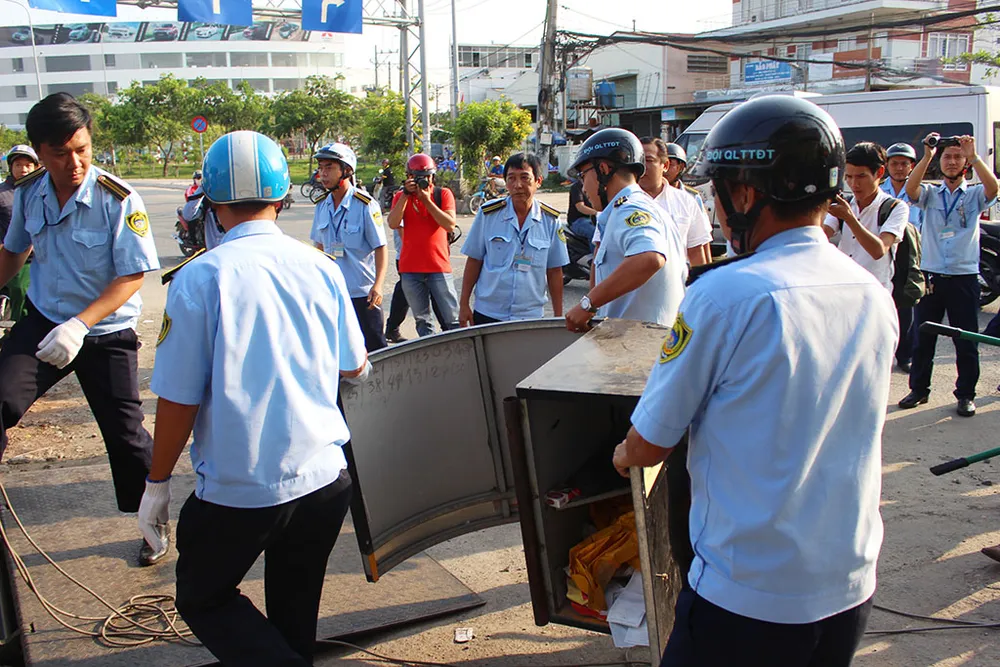 Bình Tân dỡ hàng rào lấn chiếm của Thế giới di động ảnh 2