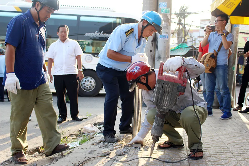 Bình Tân dỡ hàng rào lấn chiếm của Thế giới di động ảnh 8
