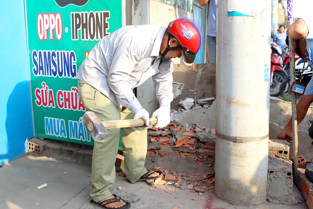 Bình Tân dỡ hàng rào lấn chiếm của Thế giới di động ảnh 12