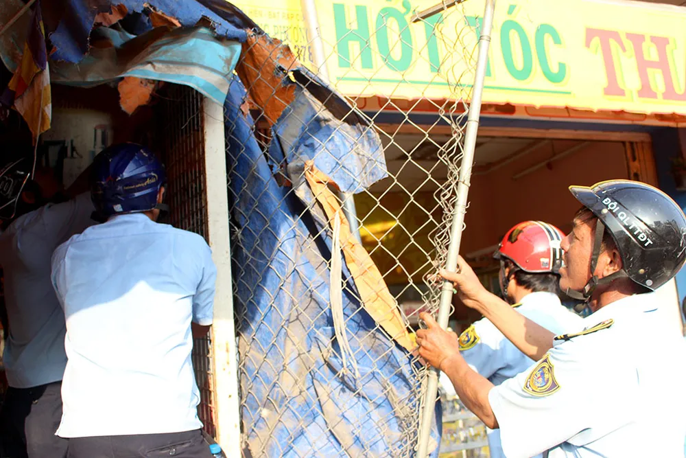 Bình Tân dỡ hàng rào lấn chiếm của Thế giới di động ảnh 10