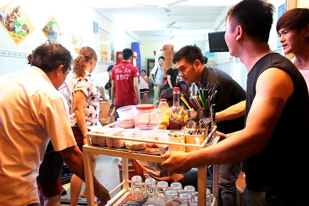 Quán nhậu nháo nhào khi thấy đoàn kiểm tra của ông Hải ảnh 6