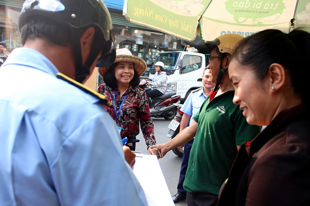 Người dân nhắn tin động viên Chủ tịch Bình Trị Đông B ảnh 3