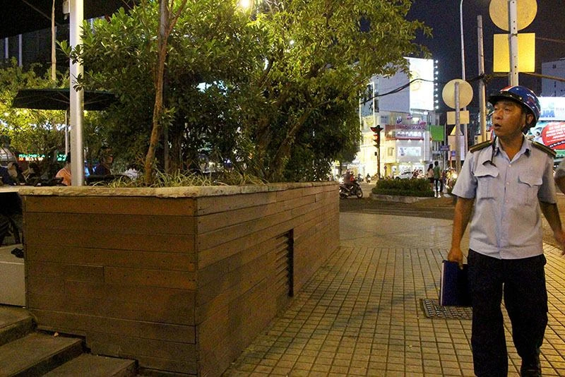 Ông Hải đập bậc tam cấp 10 cửa hàng trước khách sạn ảnh 7