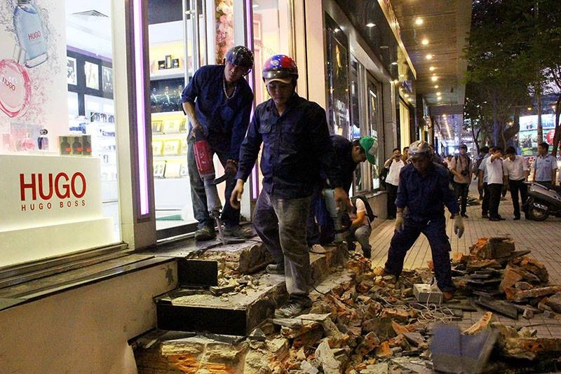 Ông Hải đập bậc tam cấp 10 cửa hàng trước khách sạn ảnh 1