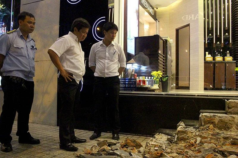 Ông Hải đập bậc tam cấp 10 cửa hàng trước khách sạn ảnh 2
