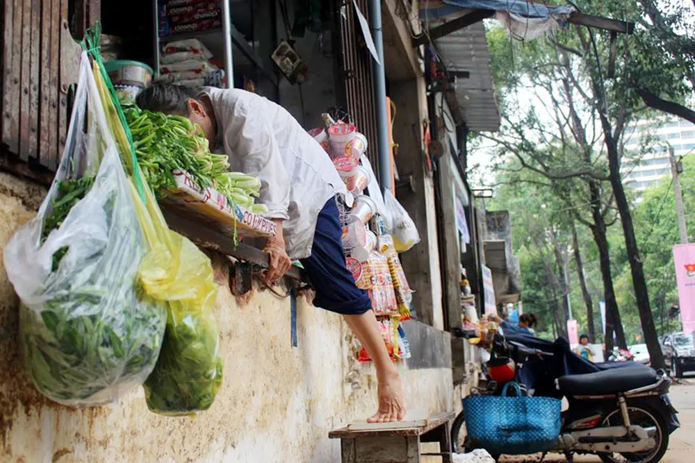 Phá bậc thềm, dân bắc thang vô nhà: Quận 1 nói gì? ảnh 1