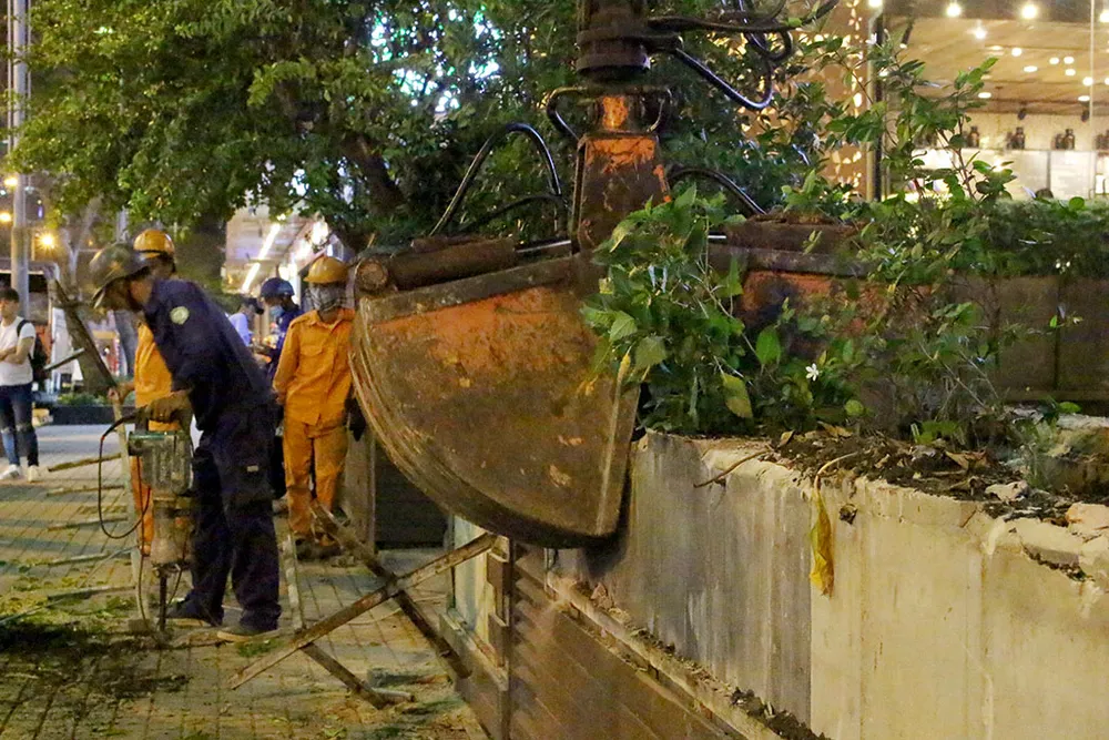 Quận 1 cẩu hàng rào quán cà phê Starbucks ảnh 5