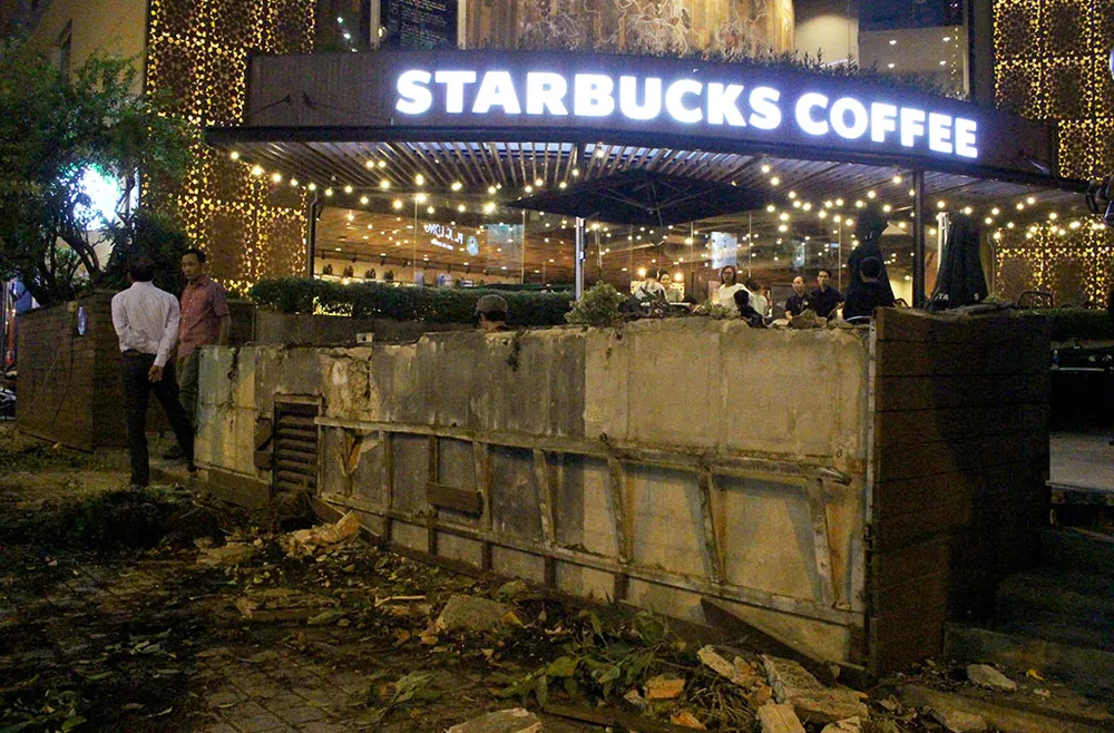 Quận 1 cẩu hàng rào quán cà phê Starbucks ảnh 8