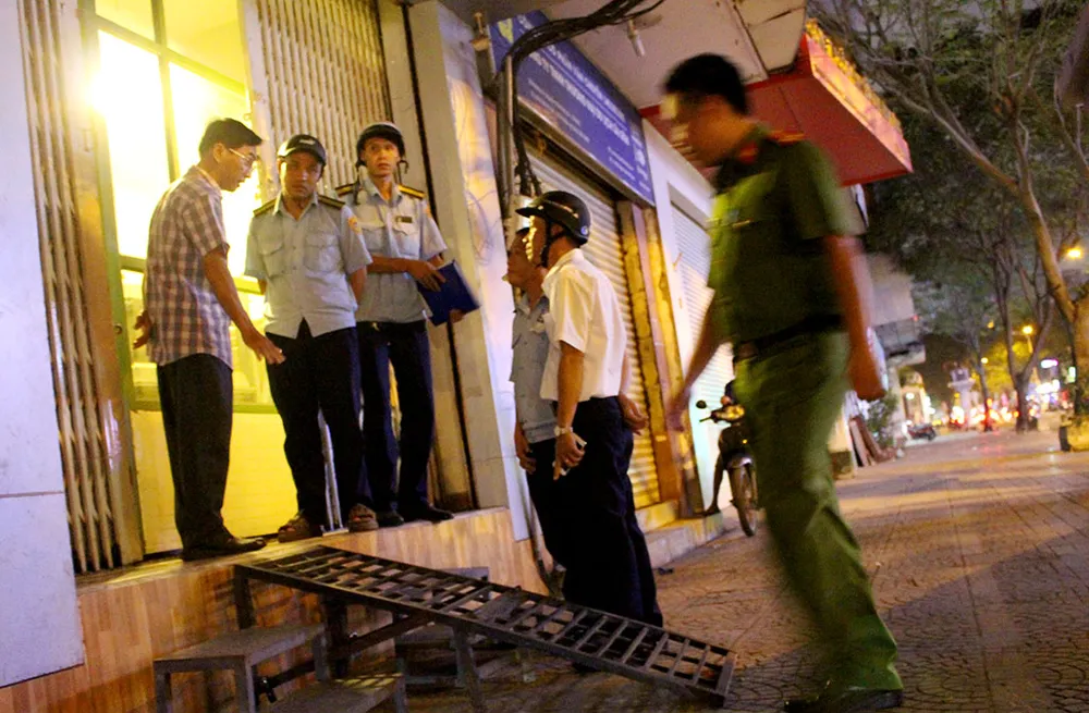 Vắng ông Hải, các phường ra quân dẹp vỉa hè trong đêm ảnh 13