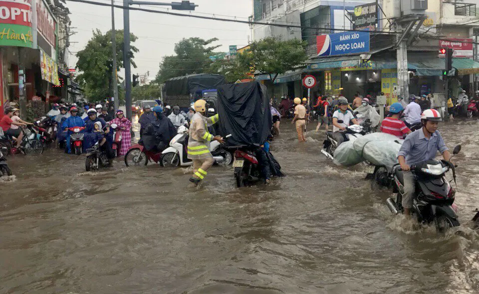 CSGT quận 12 giúp dân 'cứu' xe chết máy qua điểm ngập ảnh 1 CSGT quận 12 giúp dân 'cứu' xe chết máy qua điểm ngập ảnh 1