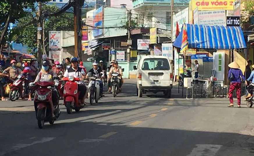 Nhân chứng kể lúc bé 6 tuổi bị bảo vệ dân phố sát hại ảnh 1 Nhân chứng kể lúc bé 6 tuổi bị bảo vệ dân phố sát hại ảnh 1