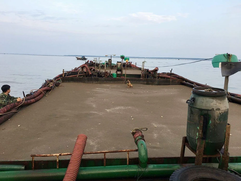 Bất chấp lệnh cấm biển, 4 tàu ngang nhiên hút cát lậu