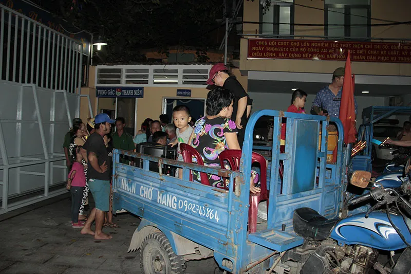 CSGT căng mình xử lý nhiều xe ba gác chở người cổ vũ ảnh 2 CSGT căng mình xử lý nhiều xe ba gác chở người cổ vũ ảnh 2