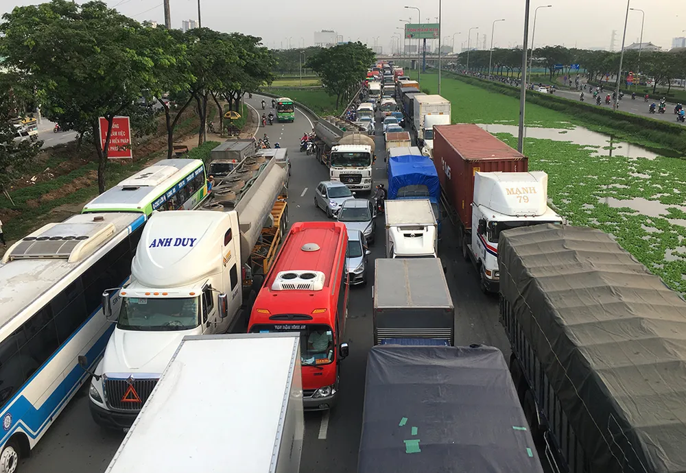 TP.HCM: Triều cường dâng cao, kẹt xe dài ở QL1 ảnh 2