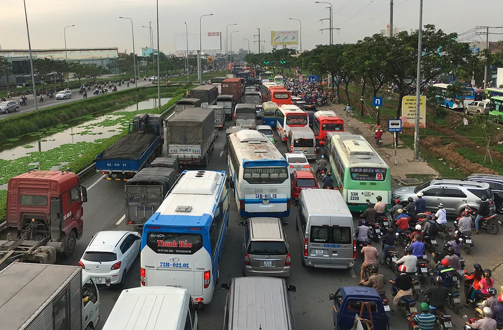 TP.HCM: Triều cường dâng cao, kẹt xe dài ở QL1 ảnh 1