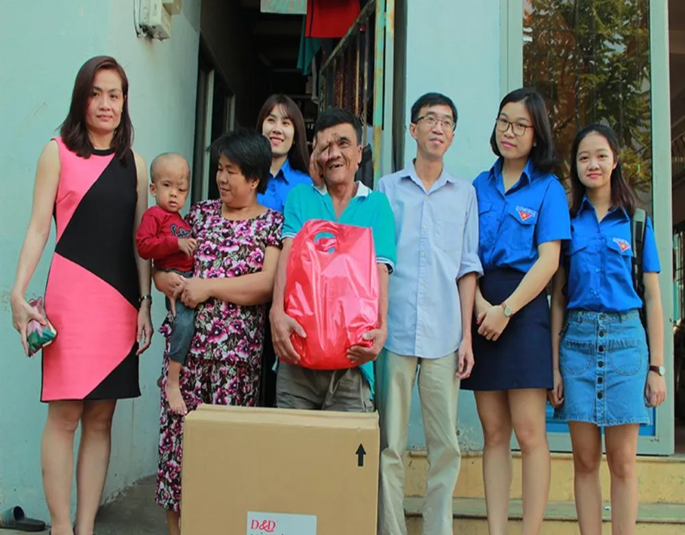 Đại diện báo Pháp Luật TP.HCM trao một phần quà cho gia đình anh Tùng, chị Trinh trước thềm xuân Mậu Tuất.