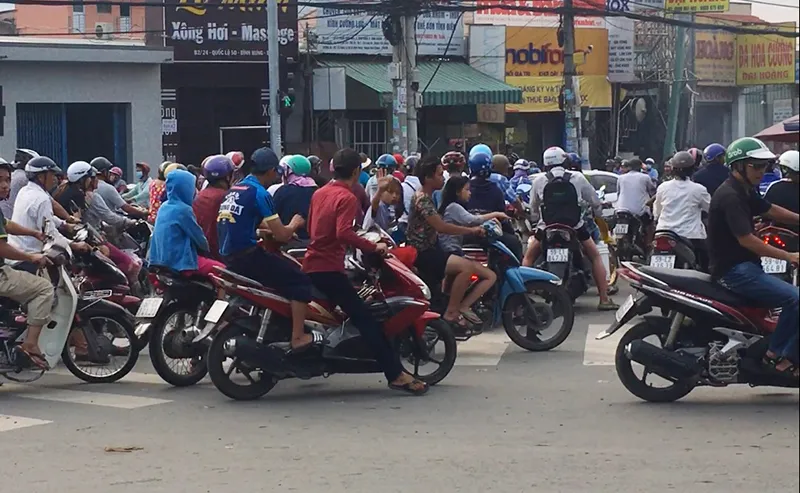 Xe chết máy, người dân bì bõm ở quốc lộ dù trời không mưa ảnh 3 Xe chết máy, người dân bì bõm ở quốc lộ dù trời không mưa ảnh 3