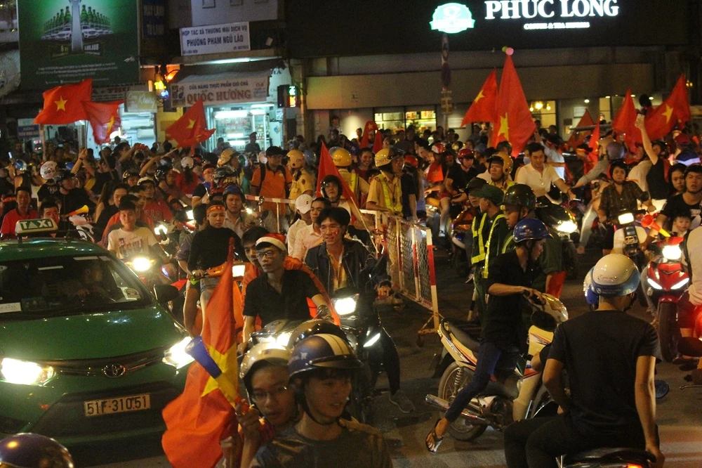 CSGT lọt thỏm giữa dòng người đi “bão” ảnh 5 CSGT lọt thỏm giữa dòng người đi “bão” ảnh 5