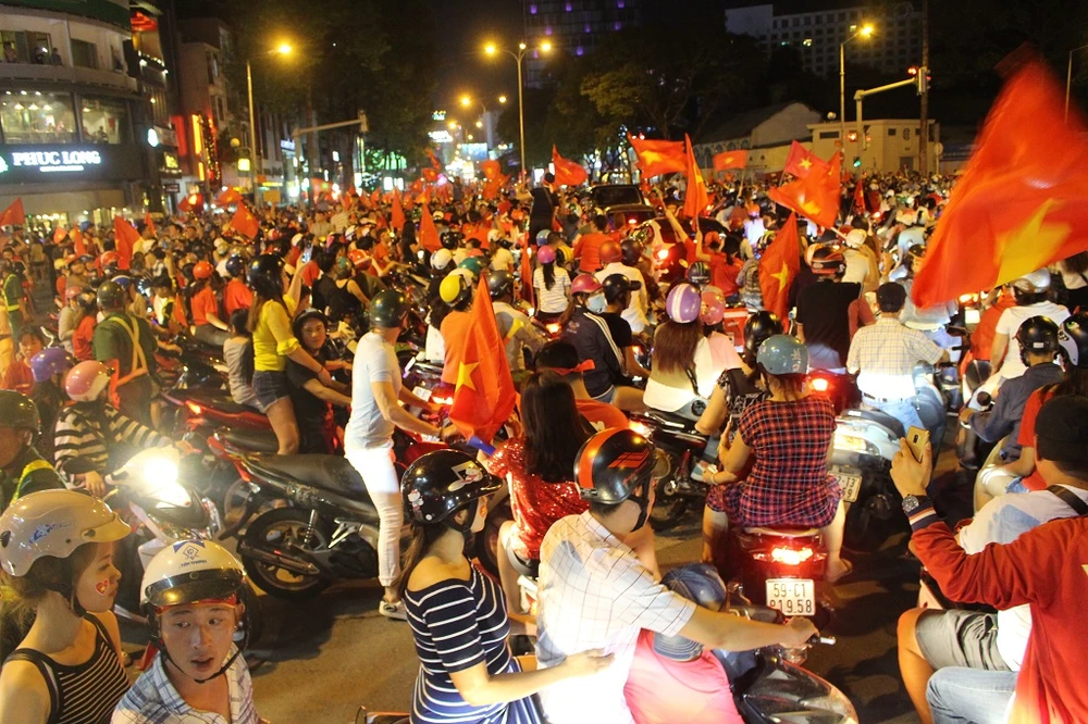 CSGT lọt thỏm giữa dòng người đi “bão” ảnh 3 CSGT lọt thỏm giữa dòng người đi “bão” ảnh 3