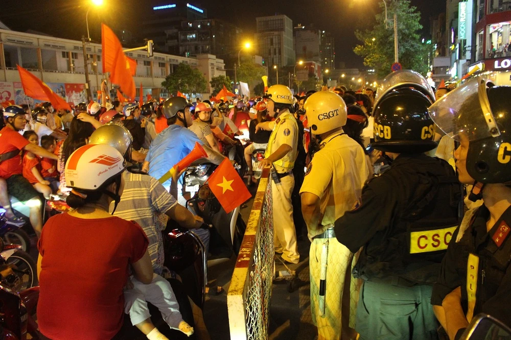 CSGT lọt thỏm giữa dòng người đi “bão” ảnh 8 CSGT lọt thỏm giữa dòng người đi “bão” ảnh 8