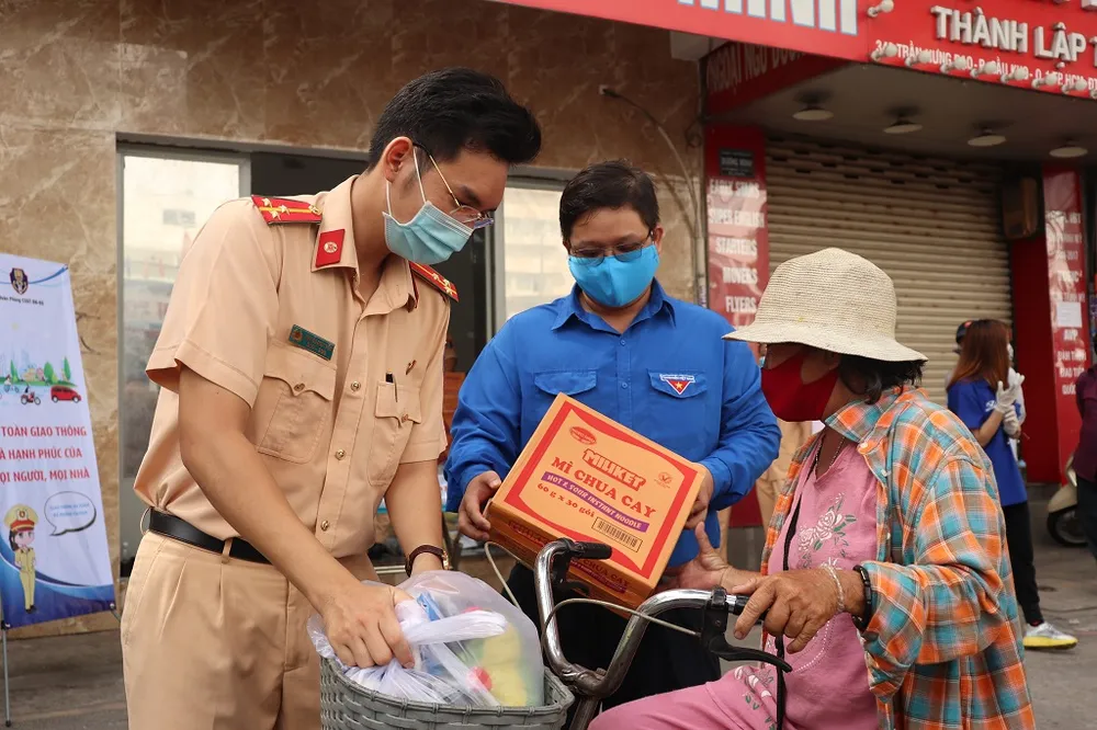 Nhiều người xúc động khi được CSGT TP.HCM tặng quà ảnh 6 Nhiều người xúc động khi được CSGT TP.HCM tặng quà ảnh 6